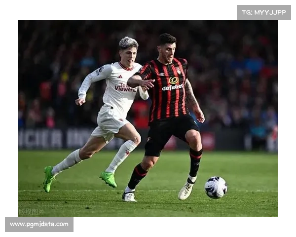 马奎尔头球破门后与达洛特激动相拥，泪洒赛场庆祝胜利