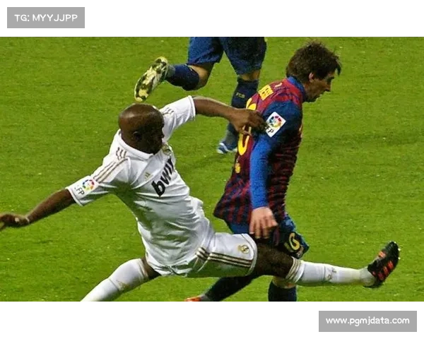 赞比亚球员达卡空翻庆祝失败颈部着地，未受伤继续加入庆祝