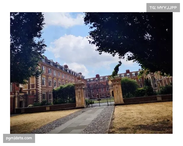 英国精英冰球联赛，贝尔法斯特巨人队加时金球胜，捧起季后赛冠军奖杯